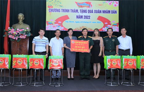Mang tinh thần “Xuân chiến sĩ” năm 2022 đến cán bộ, chiến sĩ Sư đoàn 5