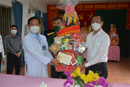 Chủ tịch UBNDTP Hồ Chí Minh Phan Văn Mãi thăm, chúc tết Bệnh viện Quân dân y miền Đông