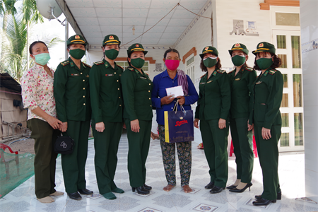 Phụ nữ Bộ đội Biên phòng tỉnh Bình Phước tặng quà hộ khó khăn xã Lộc Thành