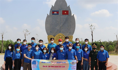 Ấm tình xuân biên giới