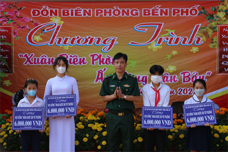 Đồn Biên phòng Bến Phố tặng 40 phần quà tết cho hộ nghèo
