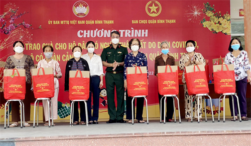 Quận Bình Thạnh trao quà cho hộ dân có người thân mất do dịch Covid-19 và khó khăn