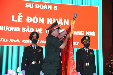 Sư đoàn 5 đón nhận Huân chương Bảo vệ Tổ quốc hạng Nhì