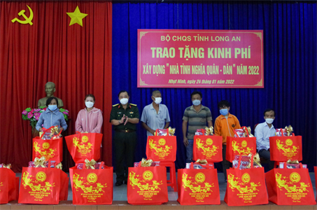 Bộ CHQS tỉnh Long An tặng quà tết tại huyện Tân Trụ