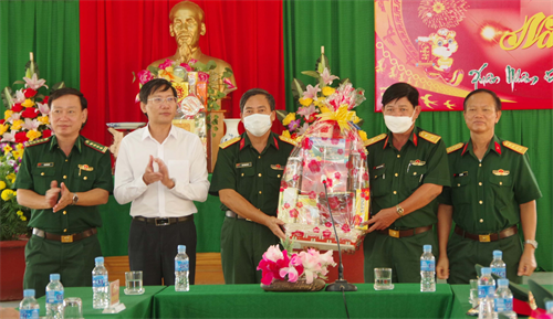 Chủ tịch UBND tỉnh Bình Thuận chúc tết lực lượng vũ trang
