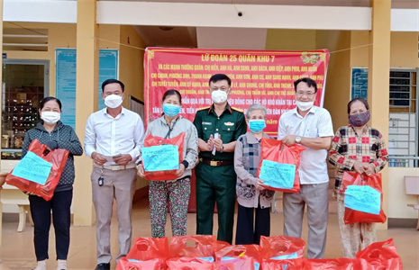 Lữ đoàn 25 tặng 102 phần quà tết cho người dân tỉnh Bình Phước