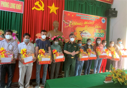 Bộ Tư lệnh TP.HCM tặng quà, chúc Tết cán bộ, chiến sĩ và các hộ dân trên biên giới tỉnh Long An
