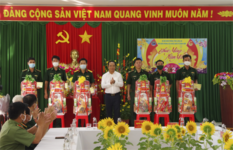 Bí thư Tỉnh ủy Long An Nguyễn Văn Được thăm, chúc tết các đơn vị trên tuyến biên giới huyện Mộc Hóa và thị xã Kiến Tường