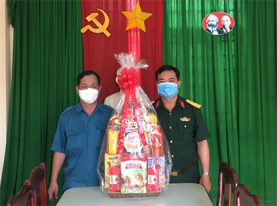 Ban CHQS huyện Chơn Thành phối hợp tổ chức chương trình “Tết vì người nghèo”