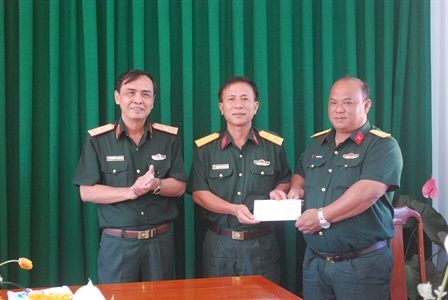 Thiếu tướng Nguyễn Minh Hoàng phó Chính ủy quân khu 7 thăm tặng quà cho đội k 72 tỉnh Bình phước và đội k71 tỉnh Tây ninh
