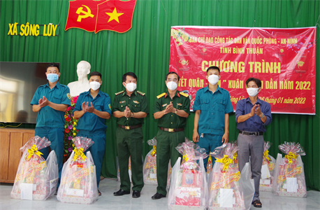 130 hộ nghèo xã Sông Lũy nhận quà tết