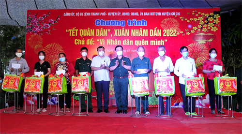 Ấm áp “Tết Quân dân” tại TP.HCM