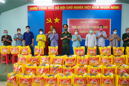 Bộ CHQS tỉnh Tây Ninh thăm, tặng quà người dân khu dân cư Chàng Riệc