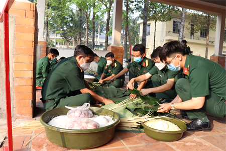 Bộ CHQS tỉnh Đồng Nai thi gói bánh chưng mừng Đảng, mừng xuân 2022
