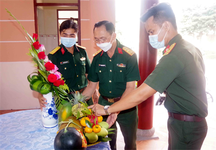 Bộ CHQS tỉnh Long An hội thi gói bánh tét, chưng mâm ngũ quả