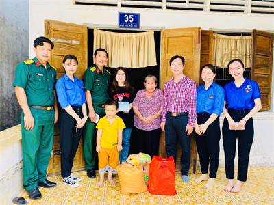 Đoàn Thanh niên Bộ CHQS tỉnh BR-VT tặng quà sinh viên hoàn cảnh khó khăn