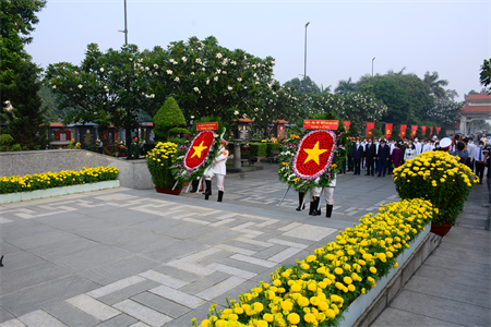 Dâng dâng hương tưởng niệm các anh hùng liệt sĩ