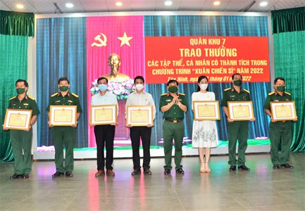 Quân khu 7 tặng bằng khen các tập thể, cá nhân có thành tích trong “Xuân Chiến sĩ 2022”