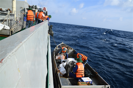 Xuân trên những con tàu bám biển