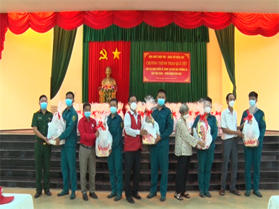 Thăm, tặng quà tết gia đình chiến sĩ làm nhiệm vụ tại quần đảo Trường Sa