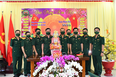 Thiếu tướng Đặng Văn Lẫm, Phó Tư lệnh Quân khu 7 kiểm tra  và chúc Tết các Lữ đoàn