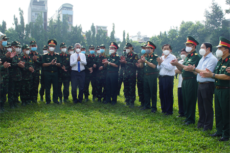 Bộ đội Pháo binh giúp dân chống dịch