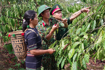 Đoàn Kinh tế - Quốc phòng Lâm Đồng sát cánh cùng Nhân dân xây dựng cuộc sống mới