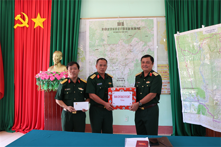 Thiếu tướng Đỗ Văn Bảnh thăm, động viên Đội K72 chuẩn bị lên đường làm nhiệm vụ tại Campuchia