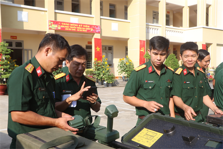 Đại tá Nguyễn Công Anh thăm, động viên Đội K70 trước khi lên đường làm nhiệm vụ tại Campuchia