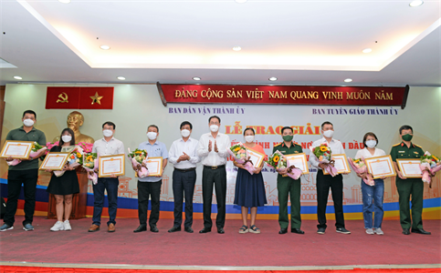 Trao giải cuộc thi viết “Tình người nơi tuyến đầu phòng, chống dịch Covid-19”