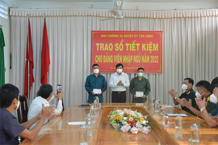 Tân Châu tặng sổ tiết kiệm cho đảng viên nhập ngũ năm 2022