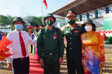 Quân khu 7 giao nhận quân trang trọng, an toàn, đảm bảo chất lượng