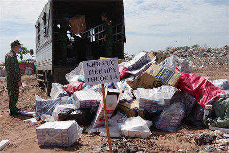 Tỉnh Bình Phước tiêu hủy hơn 85.600 bao thuốc lá nhập lậu