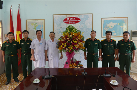 Sư đoàn 7 chúc mừng Ngày Thầy thuốc Việt Nam