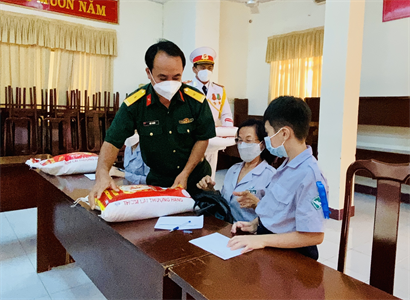 Trao học bổng “Nâng bước tương lai”