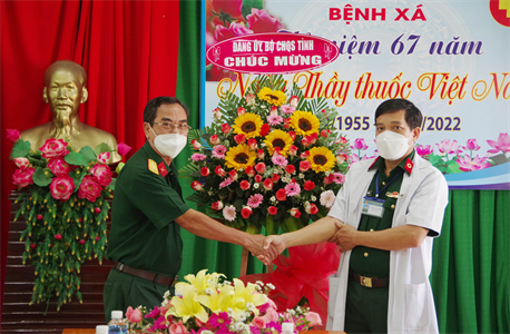 Thăm, tặng quà lực lượng quân y tỉnh Bình Thuận