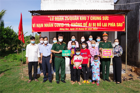 Lữ đoàn 25 thăm, tặng quà trẻ em mồ côi do đại dịch Covid-19