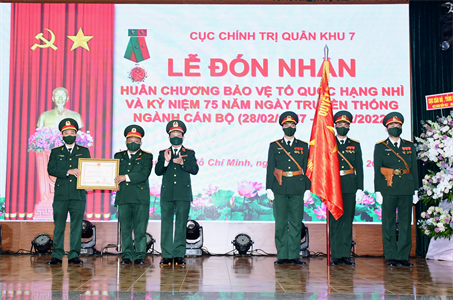 Phòng Cán bộ Quân khu 7 đón nhận Huân chương Bảo vệ Tổ quốc hạng Nhì