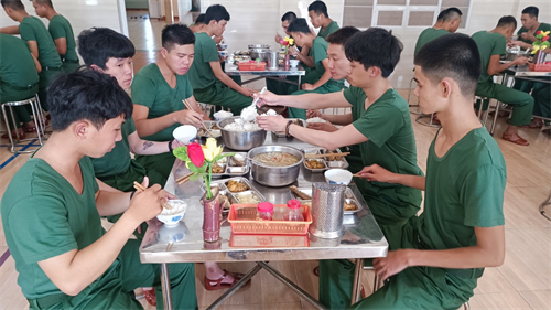 Bữa cơm đầu tiên của chiến sĩ mới