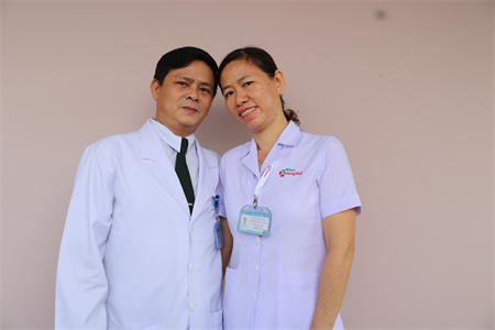 Vợ chồng trên tuyến đầu chống dịch