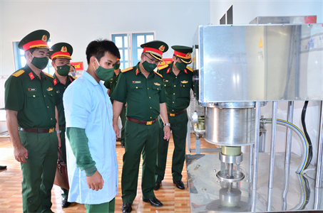 Thiếu tướng Du Trường Giang kiểm tra công tác hậu cần – kỹ thuật tại Sư đoàn 302