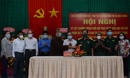 Ban CHQS thị xã Hòa Thành, tỉnh Tây Ninh ký kết hoạt động với Ban Trị sự Phật giáo thị xã