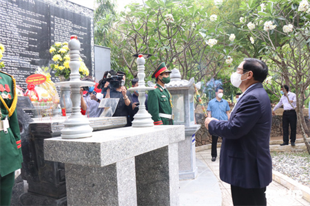 Thủ tướng Phạm Minh Chính dâng hương tưởng niệm các liệt sĩ Gạc Ma