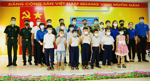 Tặng quà gia đình cán bộ, chiến sĩ công tác nơi biên giới, hải đảo