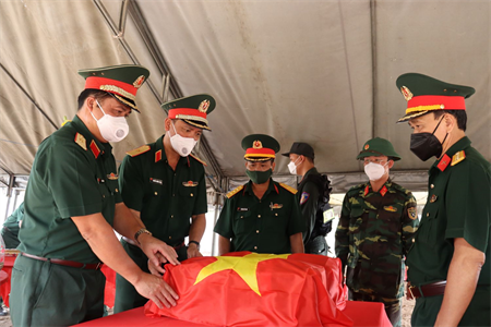 Bộ Tư lệnh Quân khu 7 thăm, động viên lực lượng tìm kiếm, cất bốc hài cốt liệt sĩ tại Đồng Nai