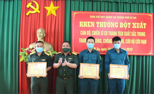 Thành phố Dĩ An khen thưởng đột xuất cán bộ, chiến sĩ tham gia chữa cháy