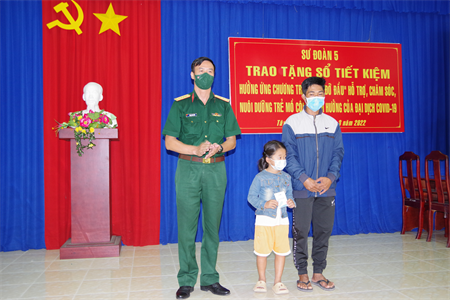 Sư đoàn 5 tặng sổ tiết kiệm cho trẻ mồ côi