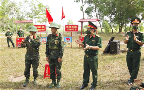 Cục Chính trị Quân khu tham quan mô hình “Tiếp sức mùa huấn luyện” ở Sư đoàn 5