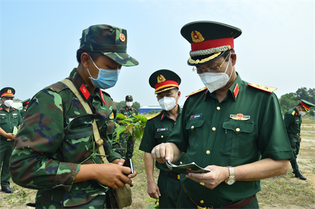 Tư lệnh Bộ Tư lệnh TPHCM kiểm tra công tác huấn luyện chiến sĩ mới