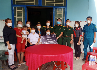 Thị xã Bến Cát, tỉnh Bình Dương tặng sổ tiết kiệm trẻ mồ côi do dịch Covid-19